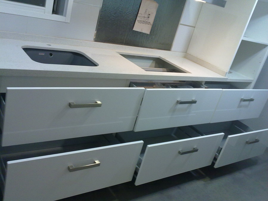 BANCADA CON FREGADERO BAJO ENCIMERA