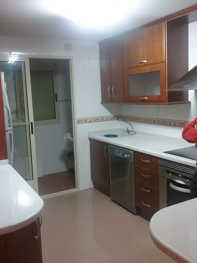 Bancada en Silestone  Blanco Norte con redondos para facilitar el tránsito 