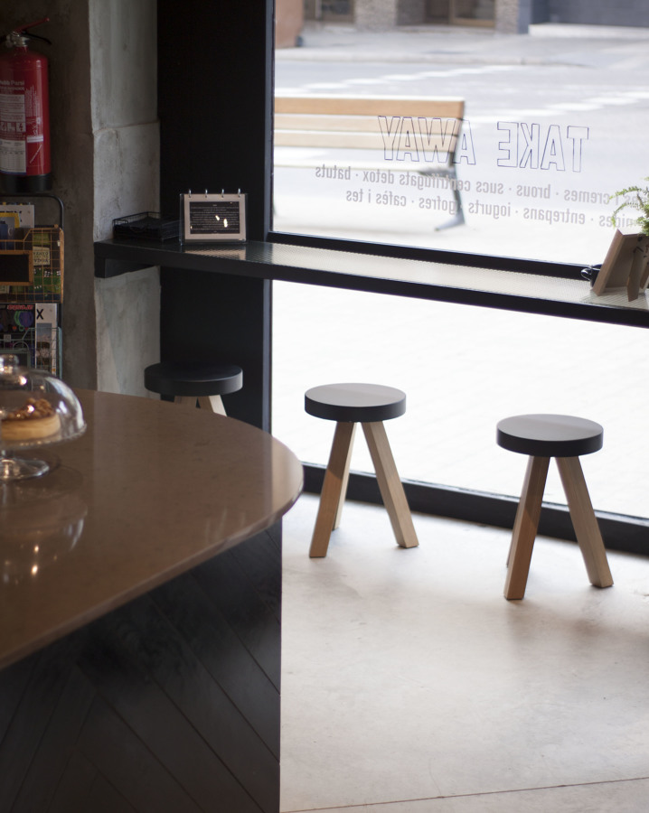 Bancada i taburetes espiando la calle