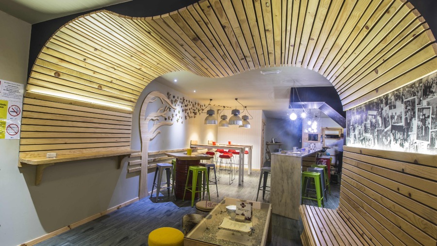 Bancada integrada con mesa alta