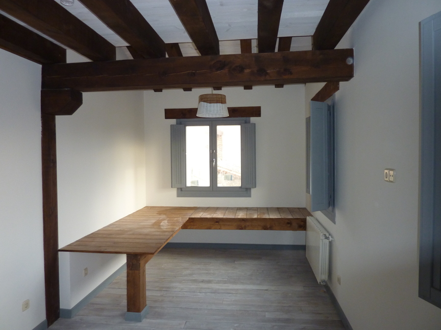 Bancada para colchonetas en sala de juegos