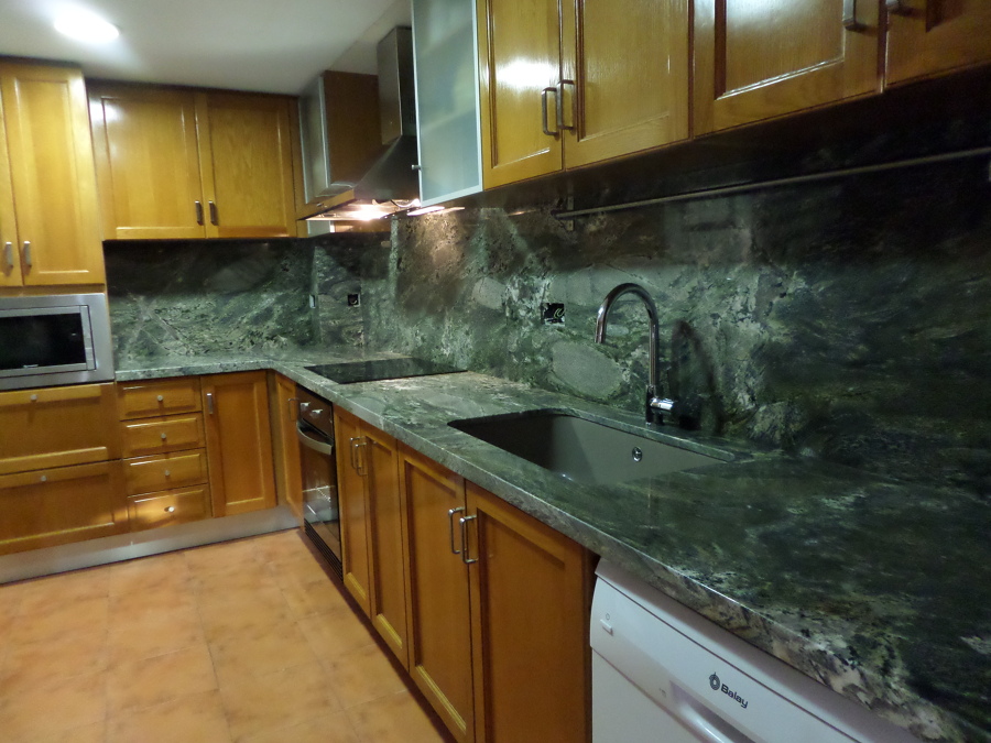 BANCADA Y APLACADO EN GRANITO VERDE EVERGLADES DE NATURAMIA