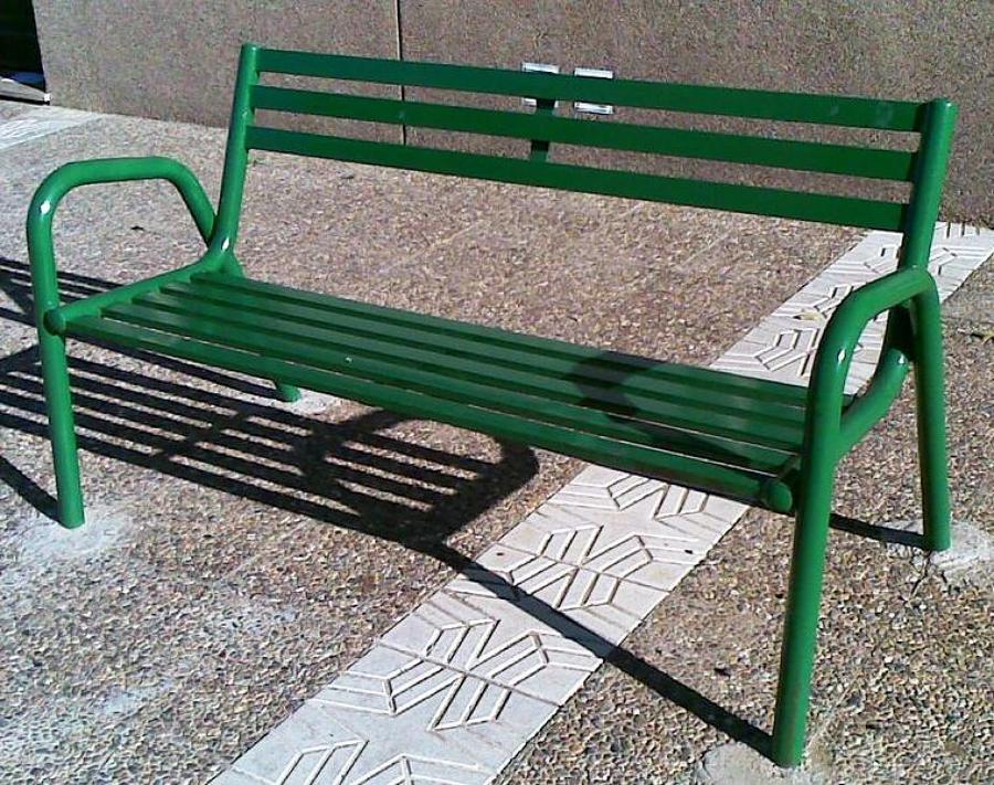 Banco comunitario formado por tubo redondo de 50 mm y cuadrado estructural. Termolacado "a fuego".