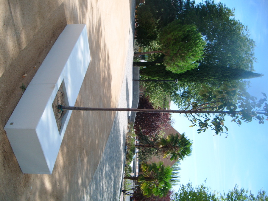 Banco con jardinera integrada