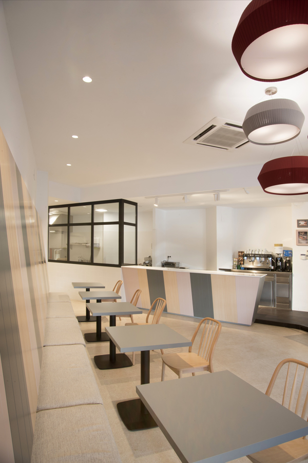 Banco corrido y zona de showcooking