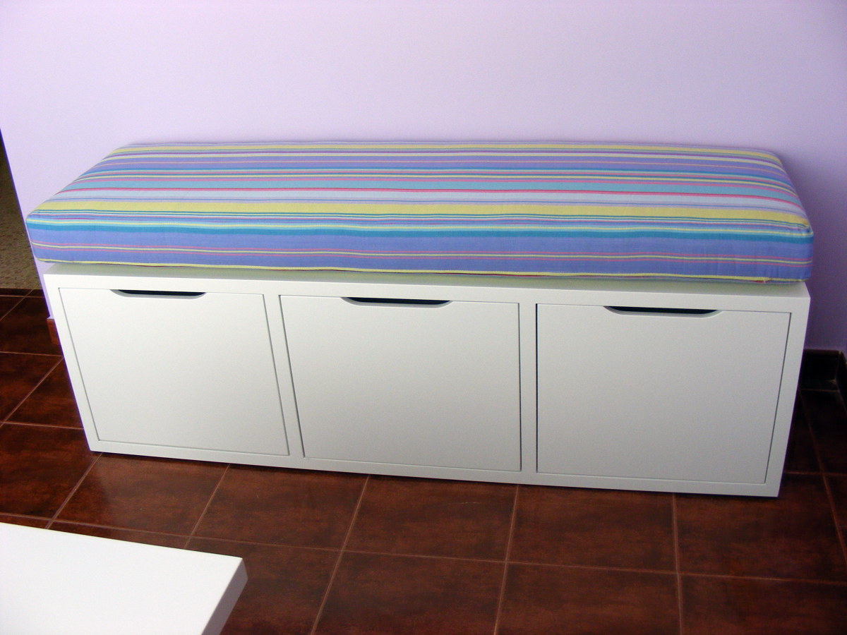 Banco- Juguetero diseño propio.