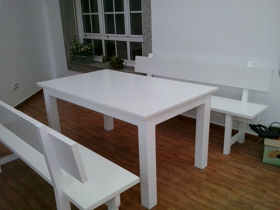 Bancos y mesa lacados en blanco