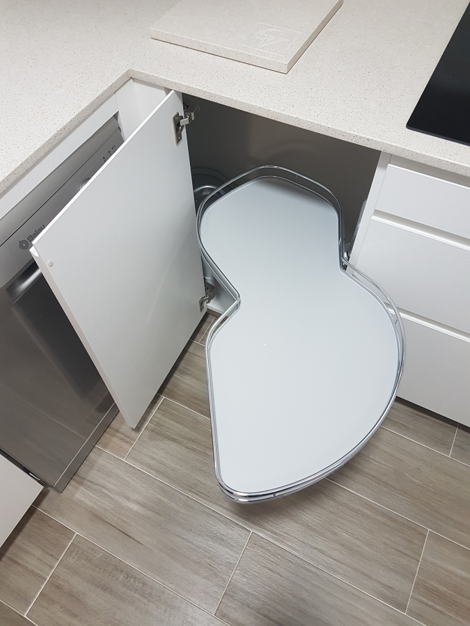 Bandeja extraible mueble esquina.