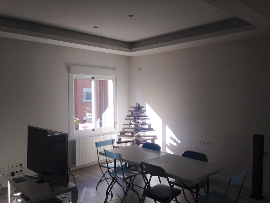 Bandejas de pladur en el techo con iluminación led de proyeccion indirecta