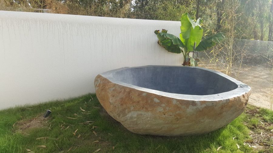 bañera asimétrica exterior de piedra