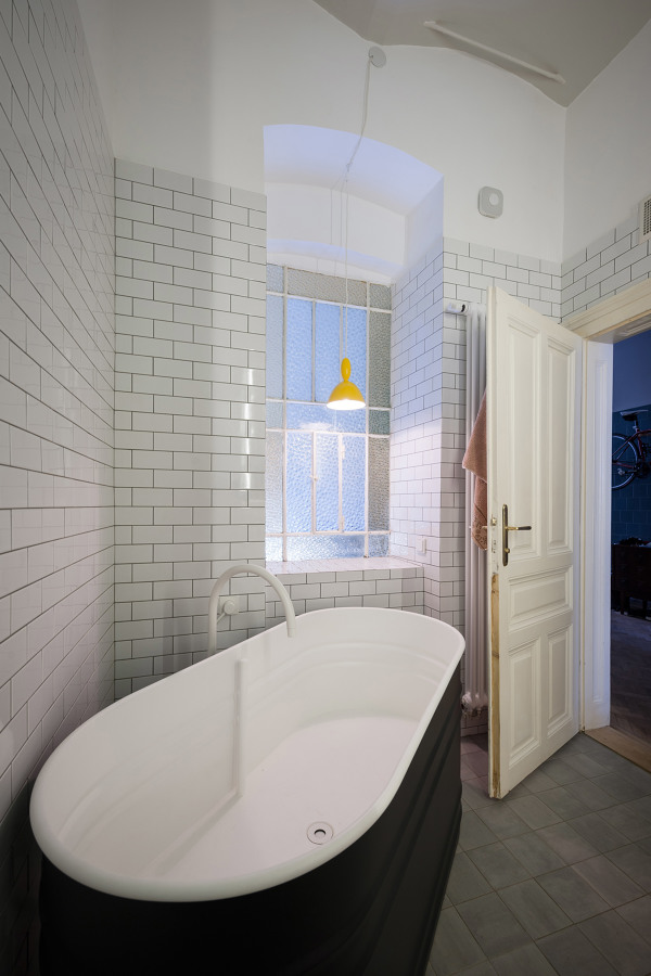 Bañera de metal negra