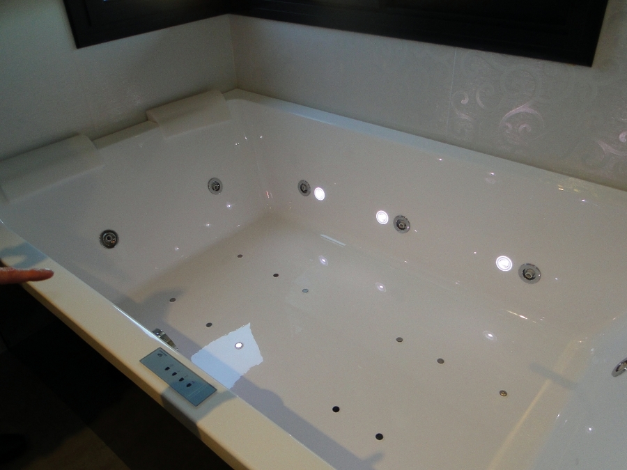 Bañera hidromasaje con cromoteriapia