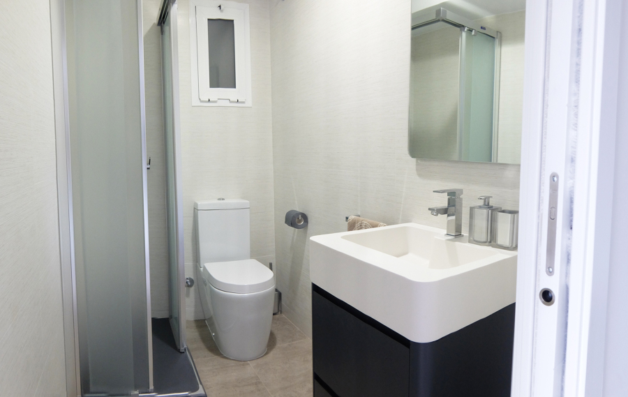 Baño invitados moderno