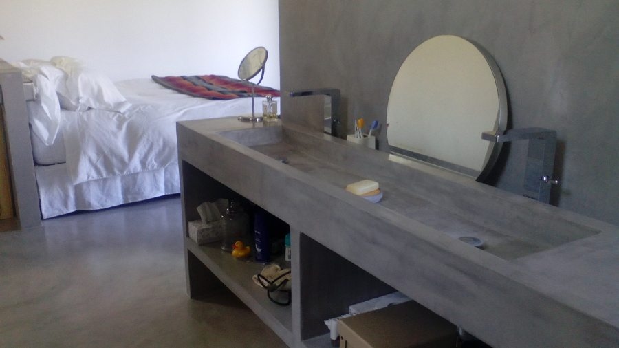 Mueble de baño integrado en habitación