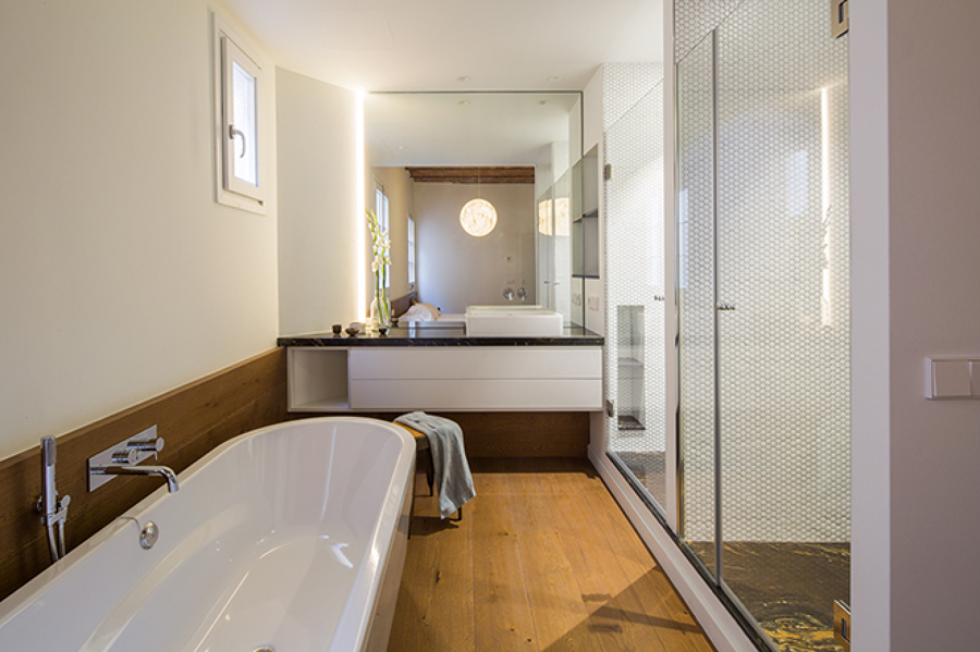 Baño con tarima de madera