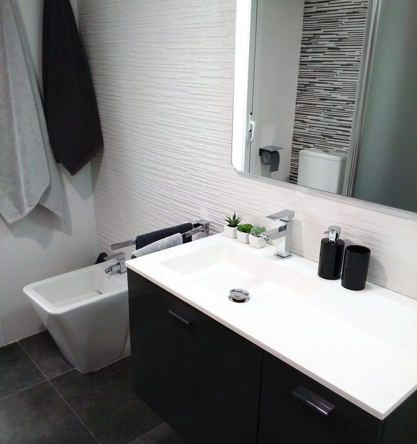 lavabo blanco y gris