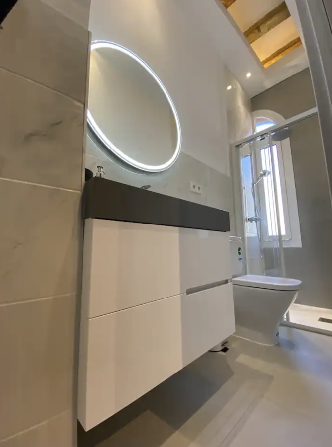 Baño # 2 con techo altos y Marco para resaltar las vigas