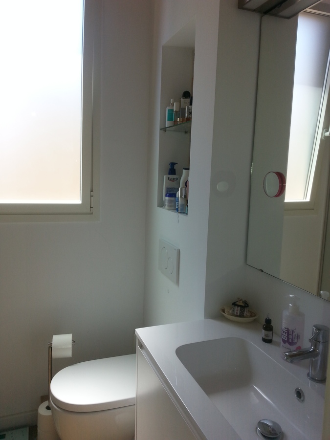 Baño acabado en blanco mate