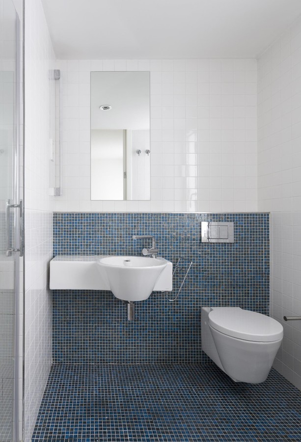 Baño alicatado azul