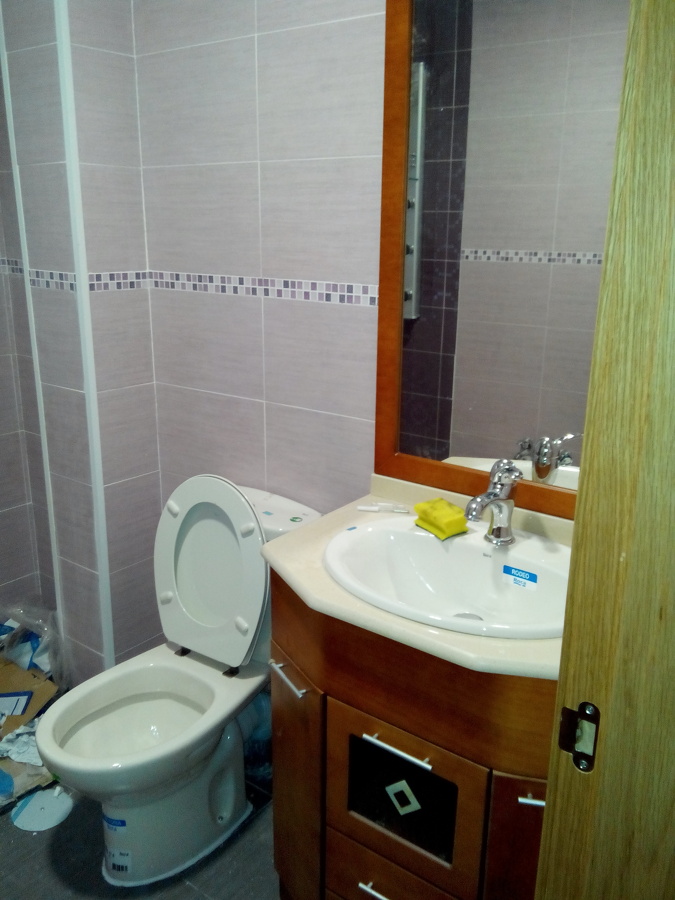 Baño alicatado con montaje de seneamentos