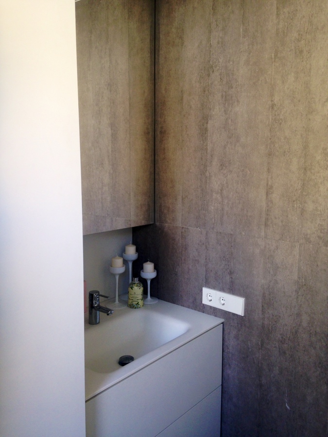 Baño alicatado con Porcelanico formato de grandes dimesiones 