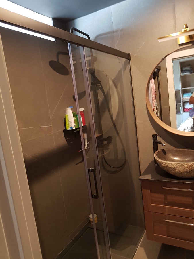 Baño alicatado en antracita y grifería y perfilería negra