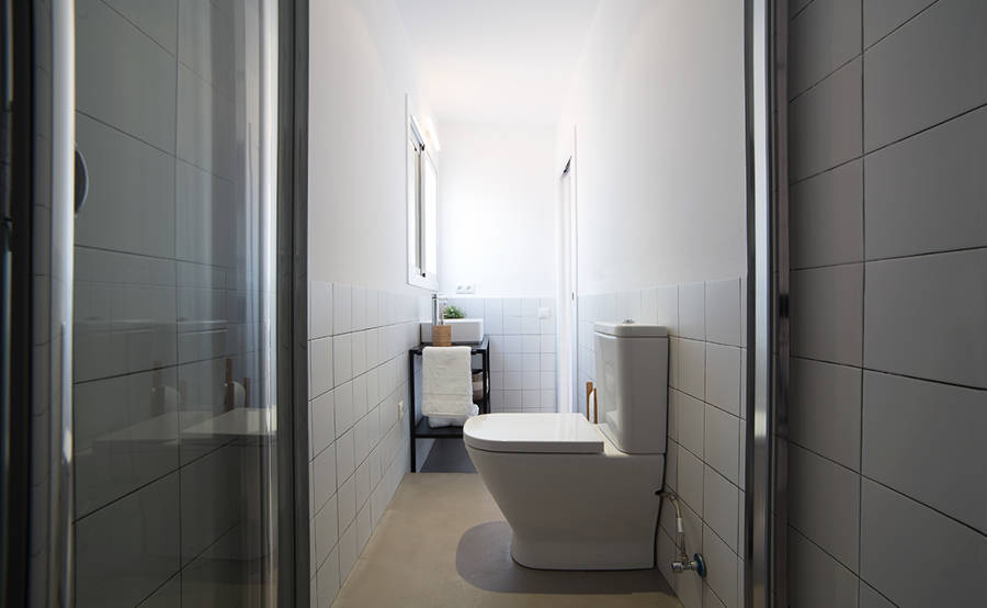 Baño amplio con luz natural