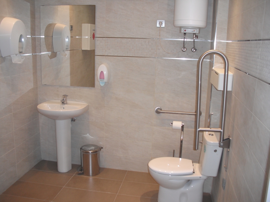 BAÑO AMPLIO Y MODERNO