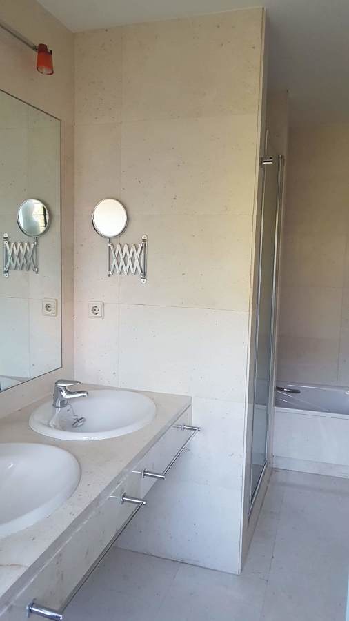 BAÑO ANTES, CON DUCHA Y BAÑERA ENCAJONADAS