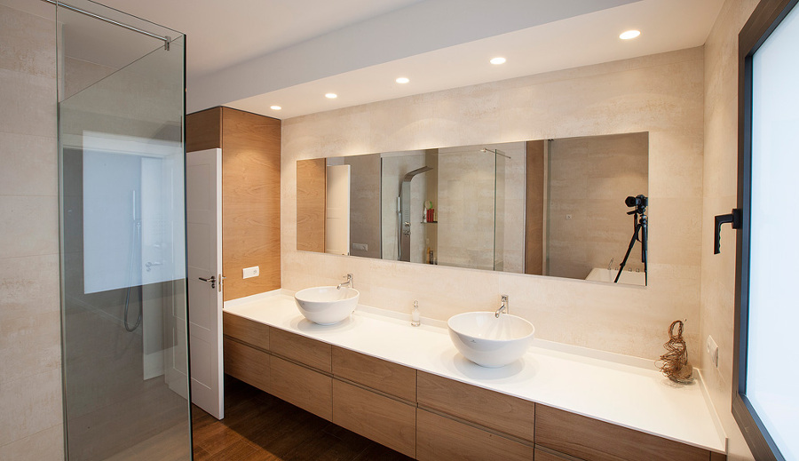 baño blanco madera diseño