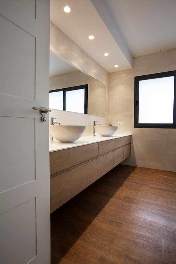 Baño blanco y madera