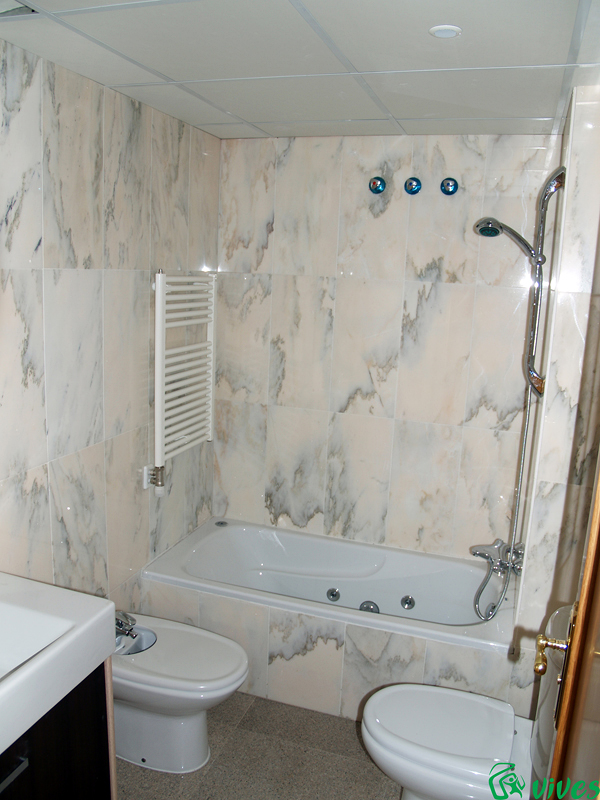 Baño completamente equipado del piso 