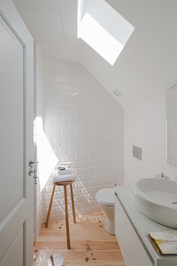 baño con alicatado blanco