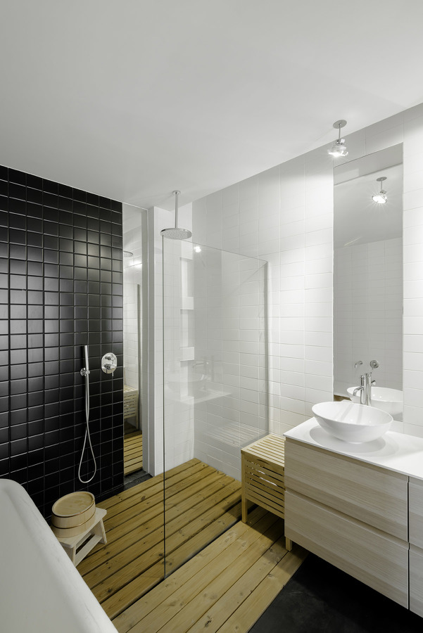 Baño con alicatado negro