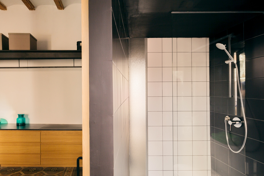 baño con alicatado negro