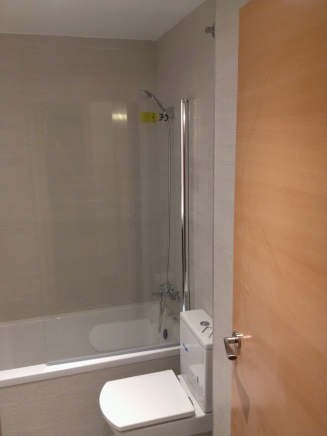 Baño con bañera y mampara