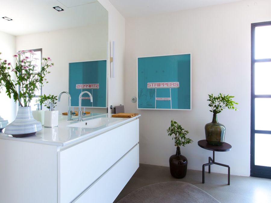 baño con decoración floral