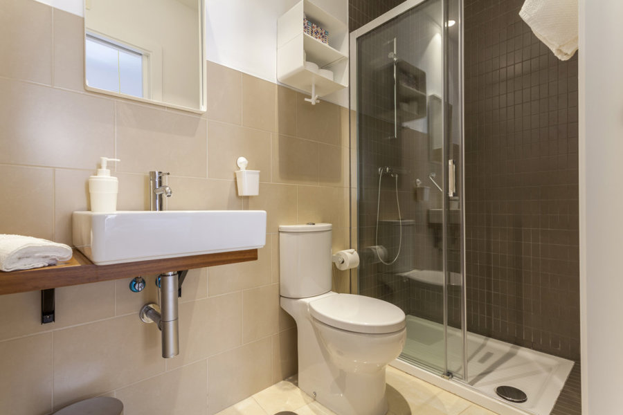 Baño con ducha alicatada