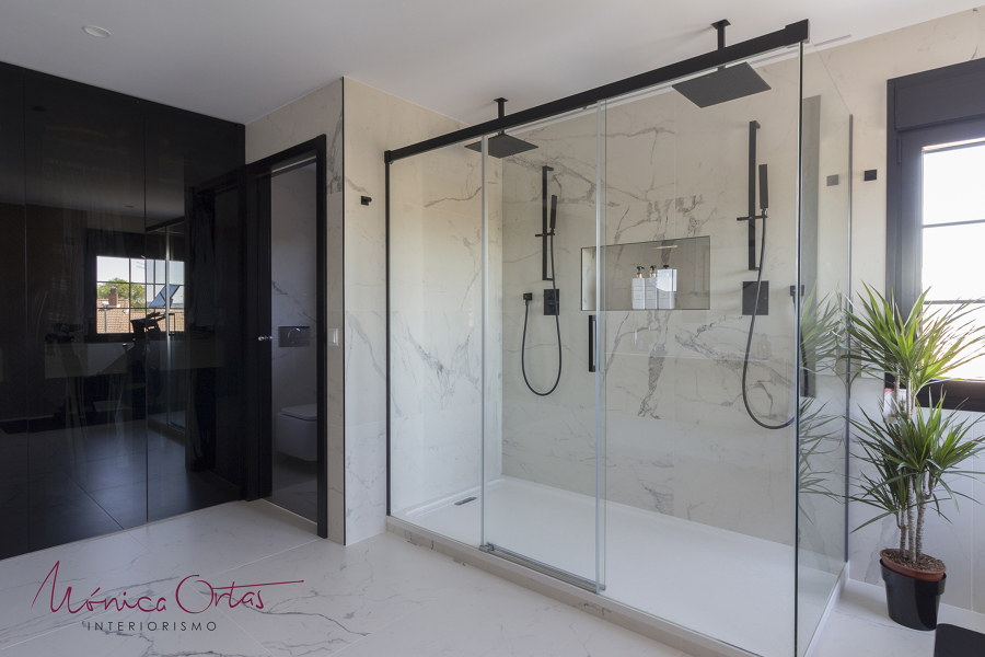 Baño con ducha doble