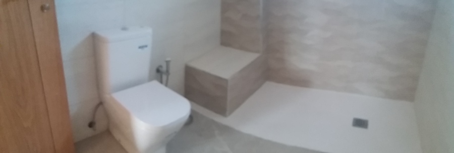 Baño con ducha integrada a suelo.