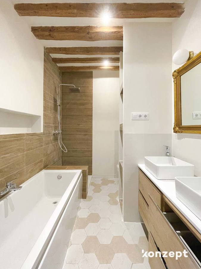 baño con ducha y bañera