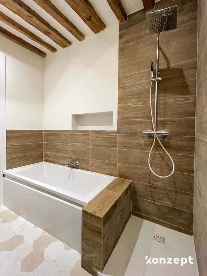 baño con ducha y bañera