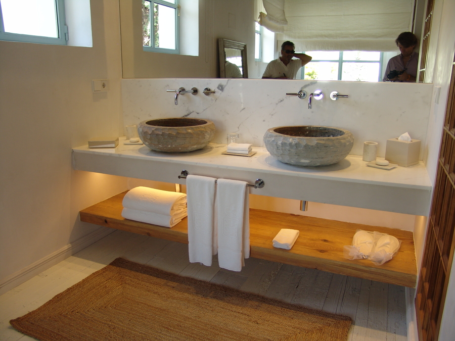 Baño con elementos de madera