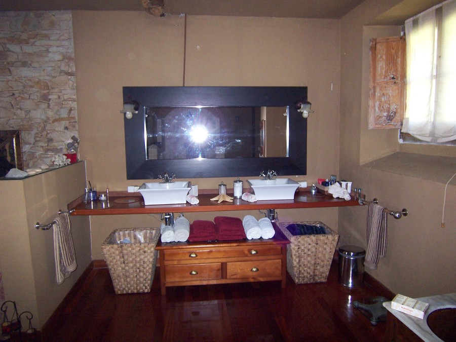 Baño con encimera de madera de jatoba