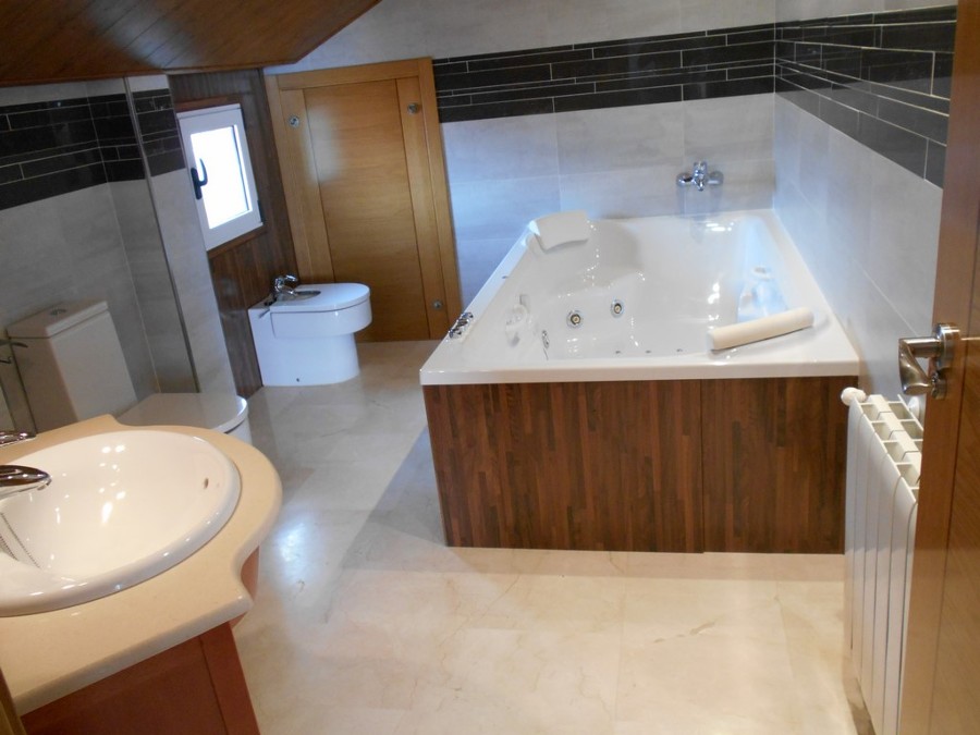 baño con jacuzzy