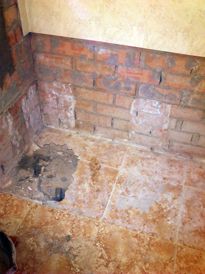 Baño con la bañera desmontada