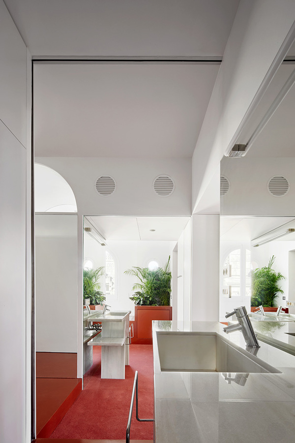 baño con lavabo de mármol