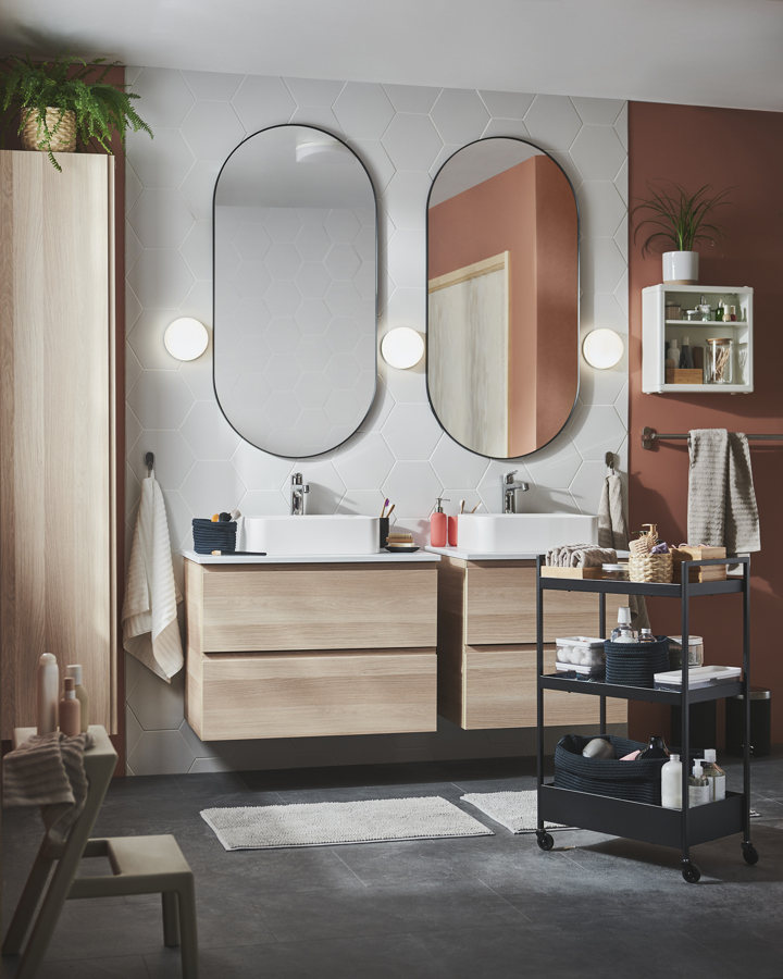 Baño con lavabo efecto madera IKEA 21.