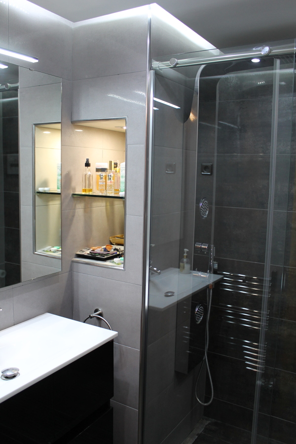 BAÑO CON LUZ PERIMETRAL