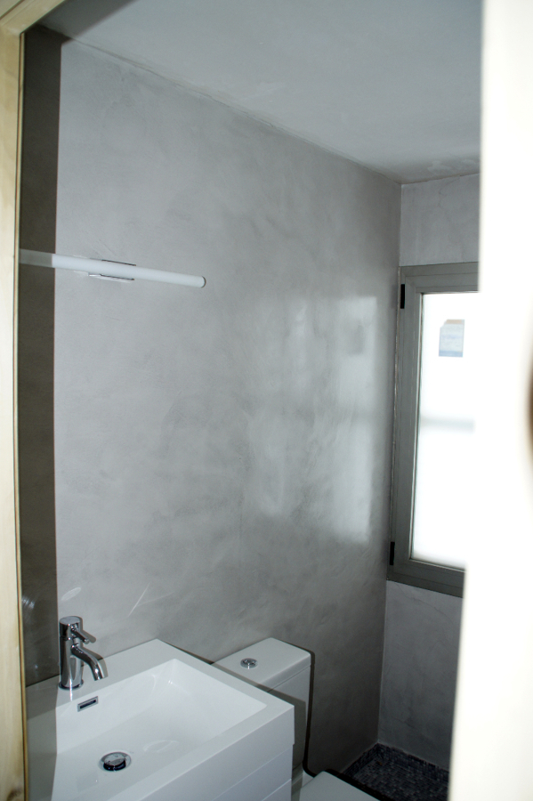 Baño con microcemento gris perla